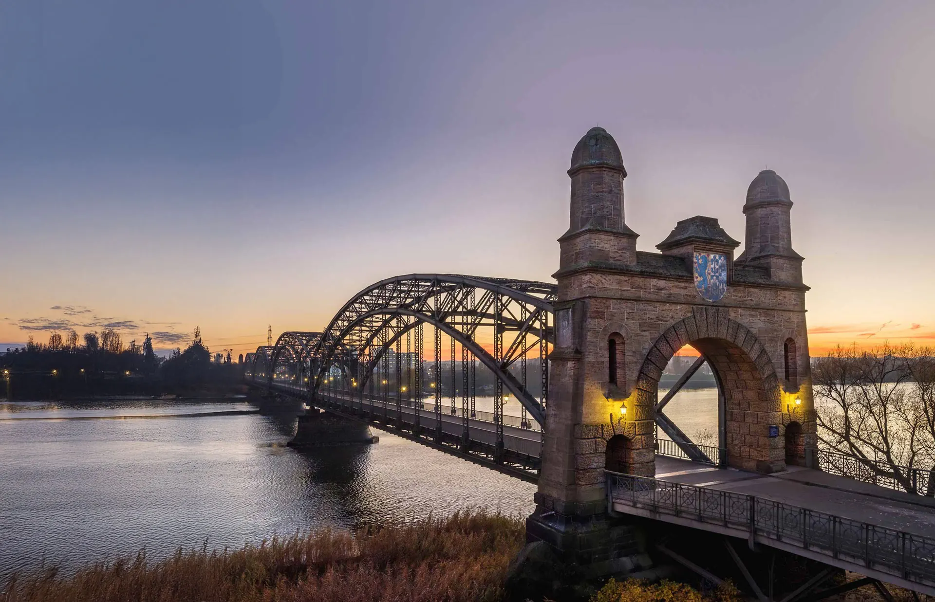 Alte Harburger Elbbrücke in der Abenddämmerung