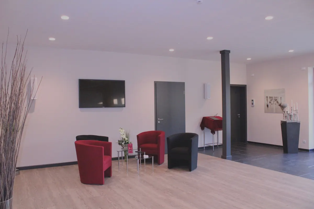 Foyer des Trauerhauses mit Sitzgruppe
