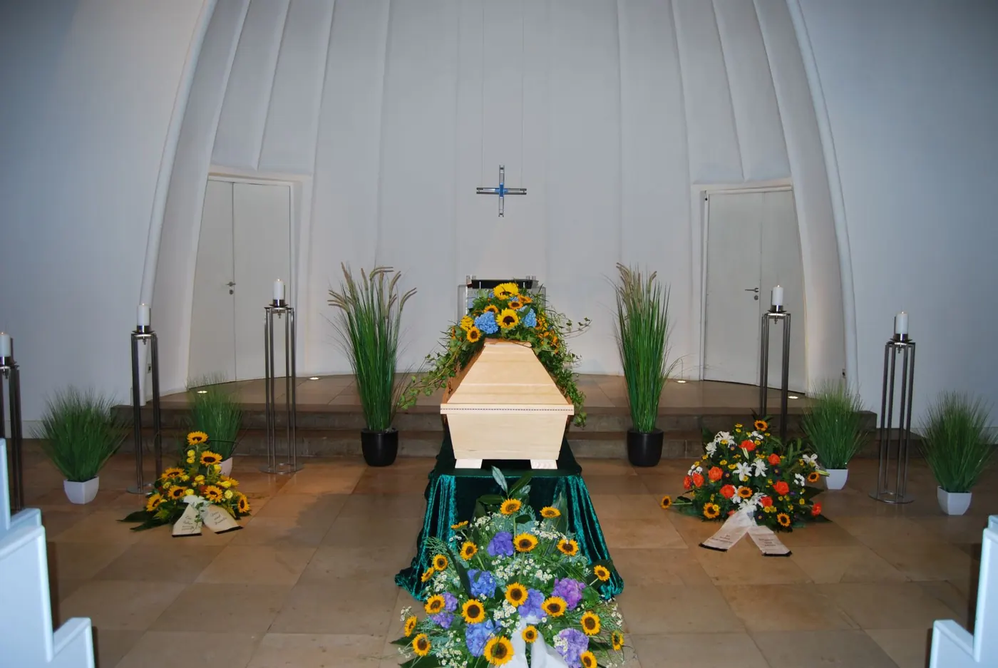 Aufbahrung in einer hellen Kapelle mit Sonnenblumen