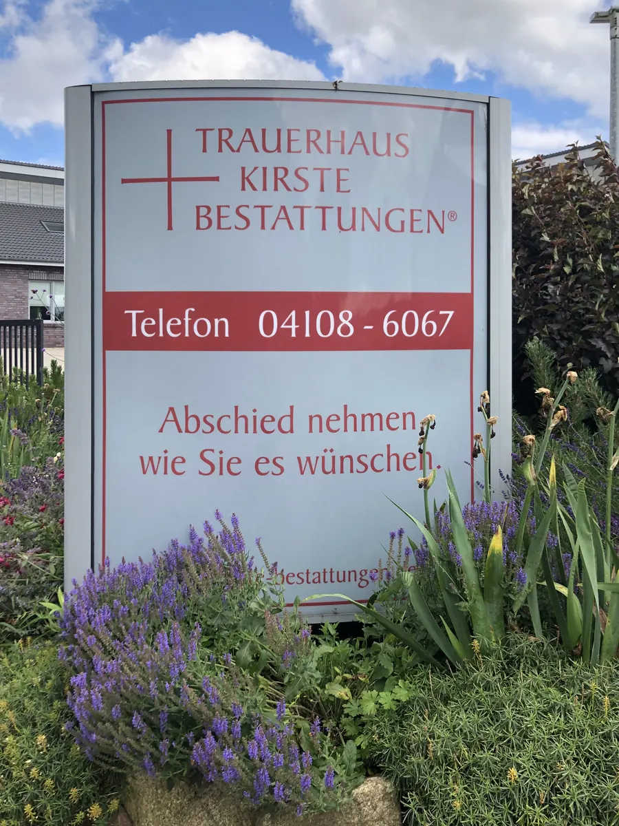 Schild am Trauerhaus: Abschied nehmen, wie Sie es wünschen
