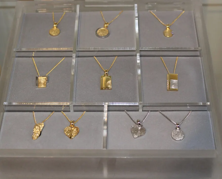 Auswahl an Erinnerungsanhängern in Gold und Silber